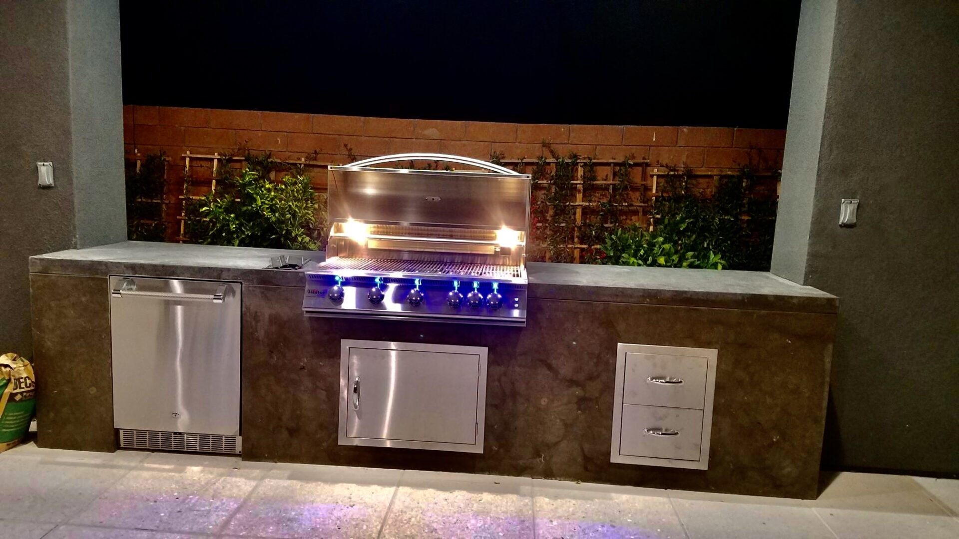 A grill with lights on top of it.
